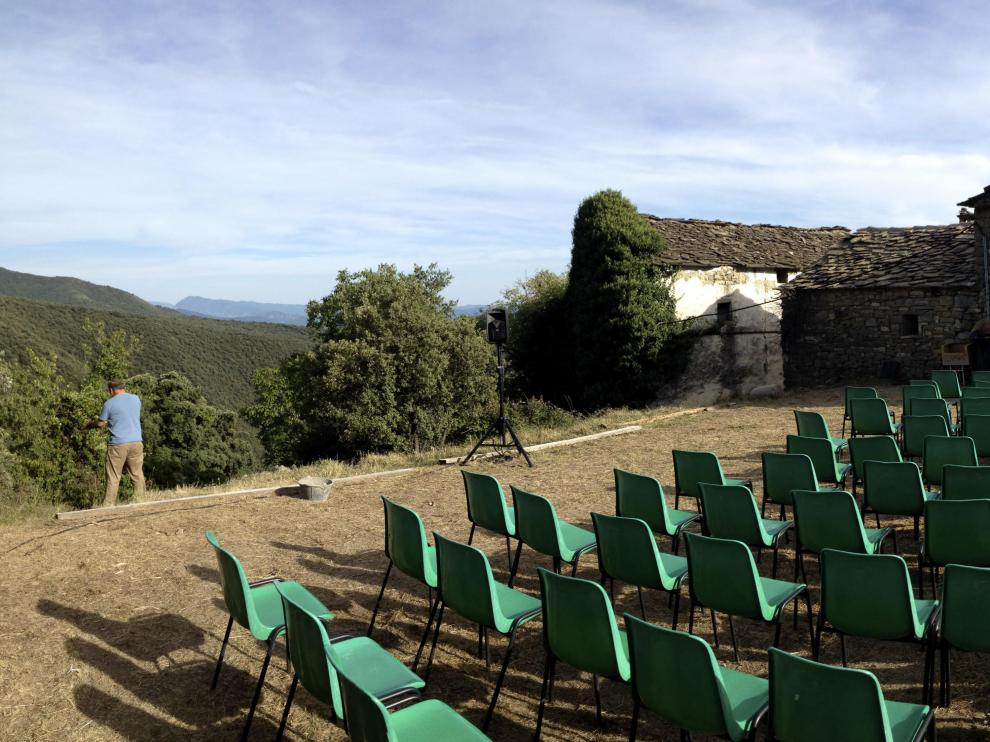 La pequeña aldea de Ascaso, un núcleo ubicado en el Pirineo de Huesca con tan sólo siete habitantes empadronados y seis casas que todavía carecen de suministro eléctrico, inaugura hoy la quinta edición de la que llaman con orgullo sus promotores la Muestr