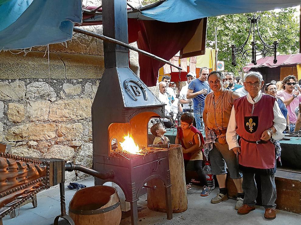 El mercado artesano, que este año ha estado integrado por un centenar de puestos, es uno de los espacios más atractivos para los vecinos y visitantes de Rubielos.
