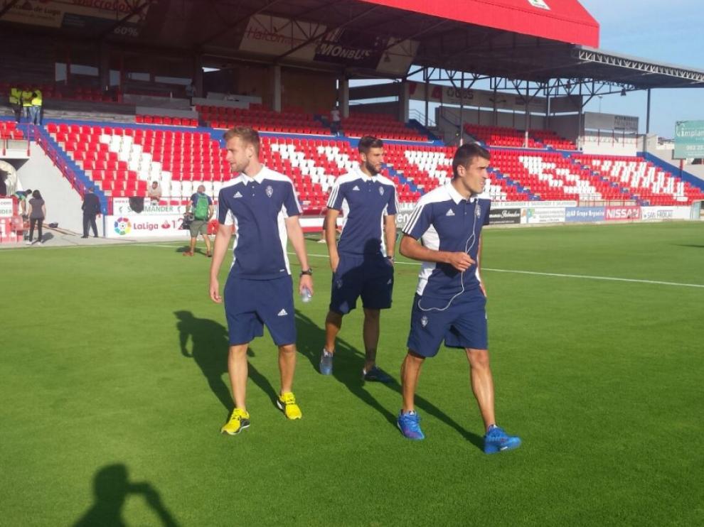 Los jugadores del Real Zaragoza reconocen el césped del Anxo Carro