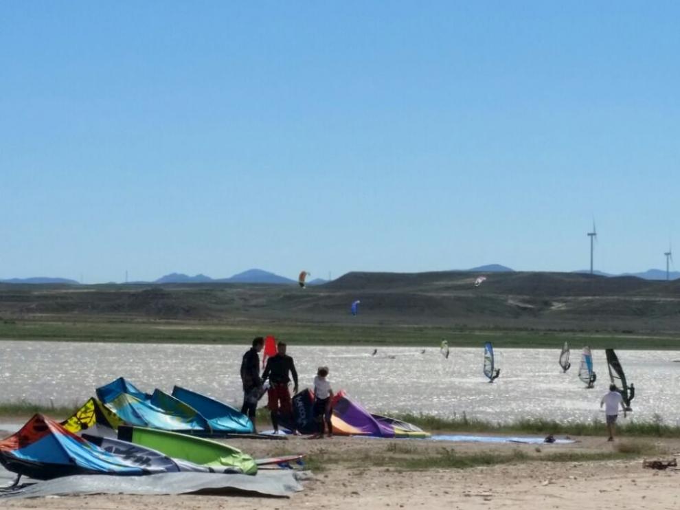 El bajo nivel de La Loteta no impide que los aficionados sigan practicando windsurf y kitesurf.