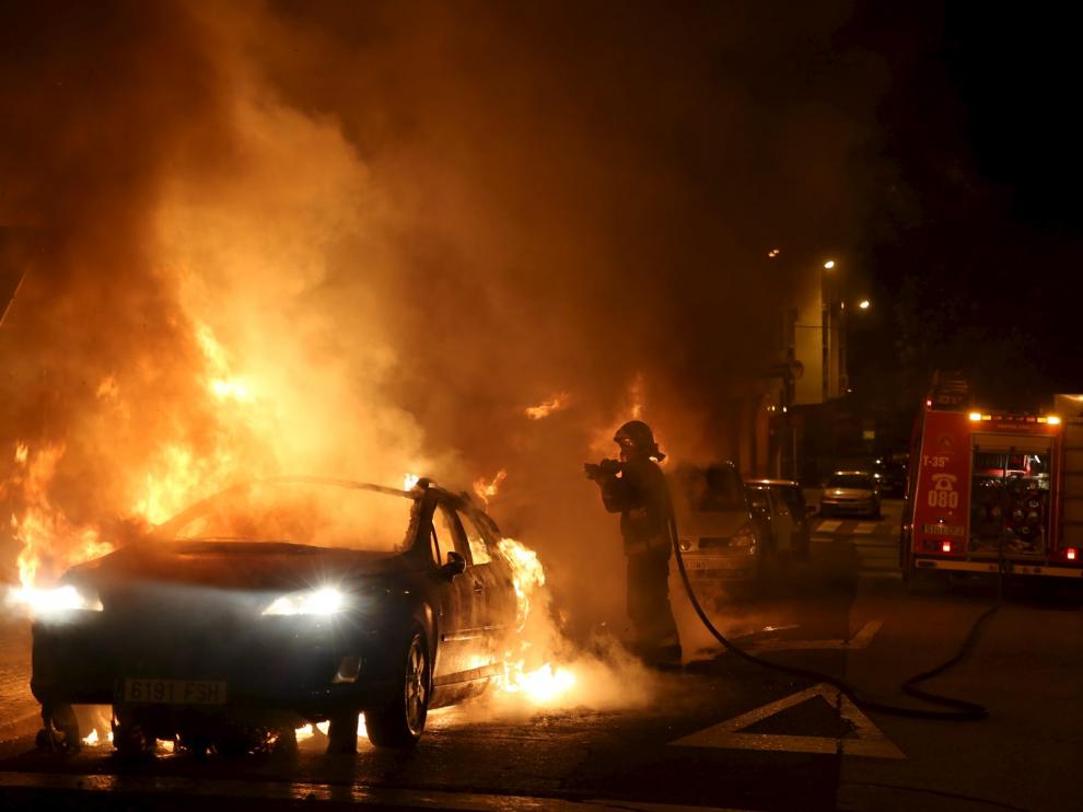 Contenedores incendiados en Torrero.