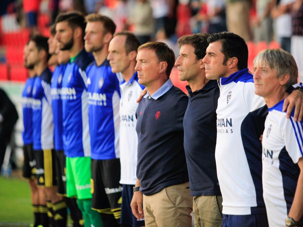 La plantilla del Real Zaragoza, durante el minuto de silencio en memoria de las víctimas del terremoto