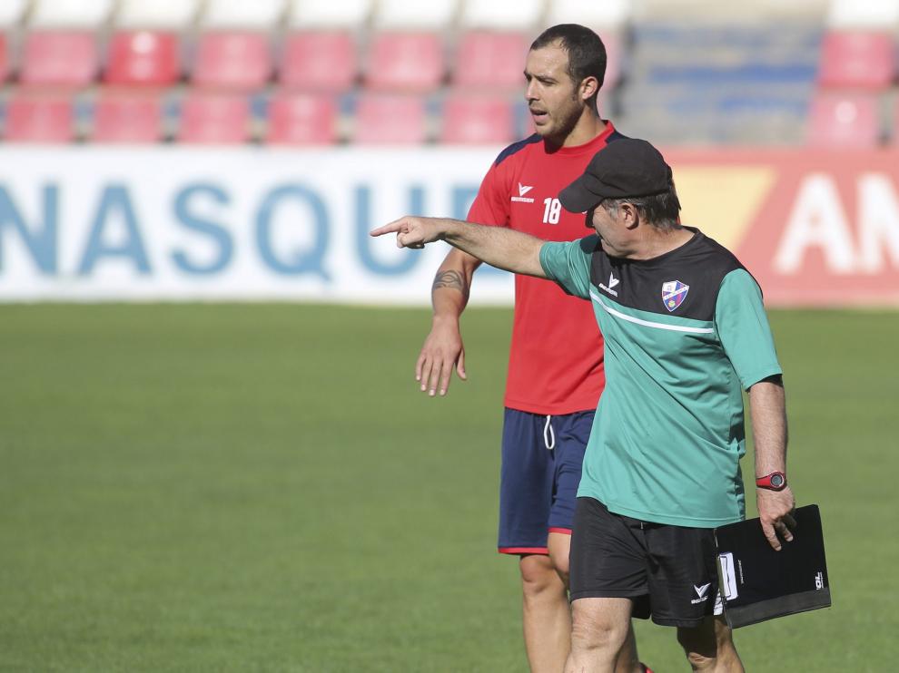 Anquela da instrucciones ayer a Urko Vera. Antes hizo lo propio con Cmiljanic.