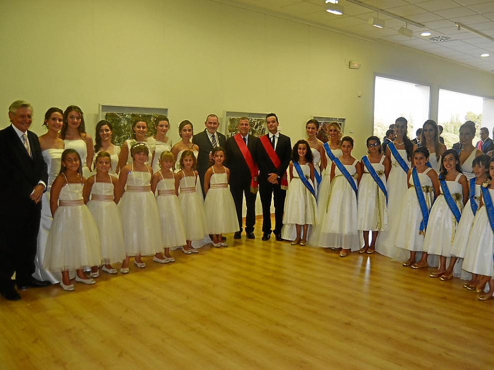 Las Damas salientes y entrantes con el alcalde y el mantenedor.