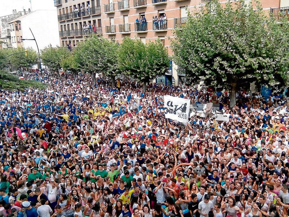 Numerosos jóvenes participaron ayer en el chupinazo que da inicio a las fiestas de Ejea.
