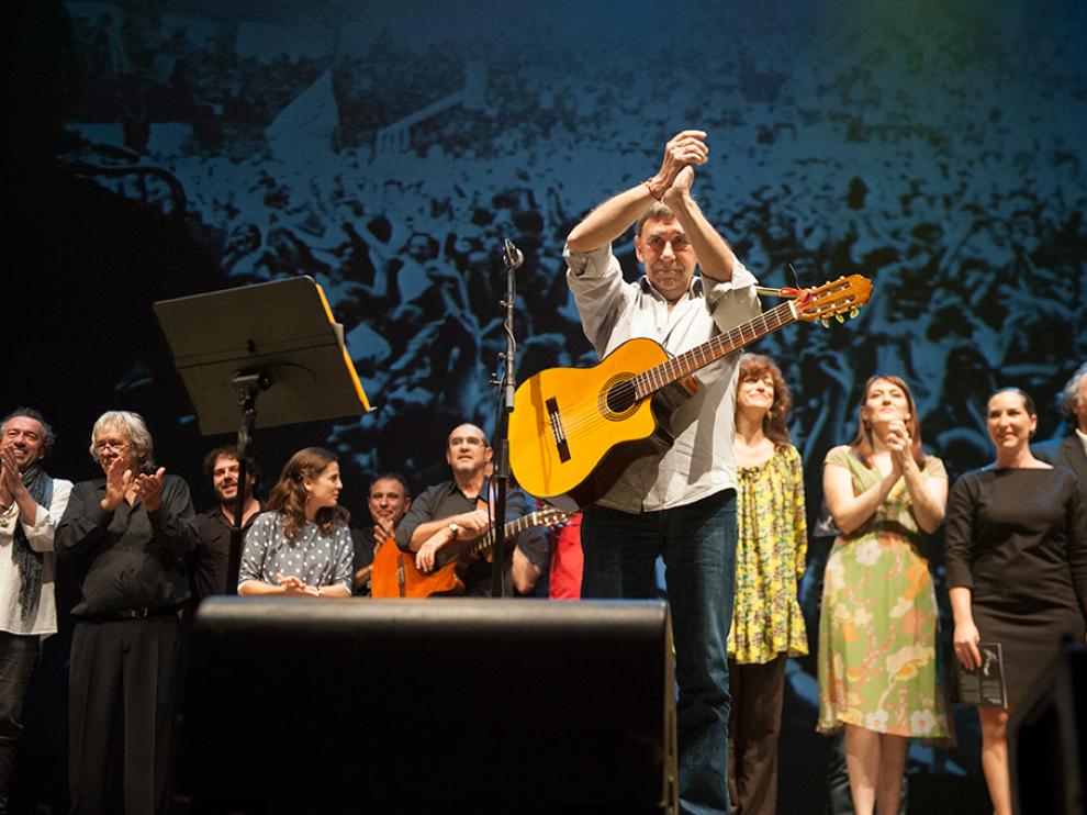 Joaquín Carbonell, durante un concierto