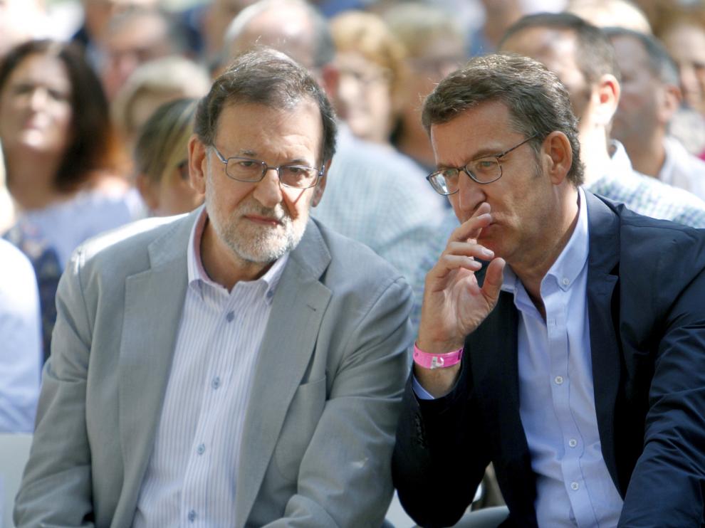 El presidente del PP y del gobierno en funciones, Mariano Rajoy, junto a Alberto Núñez Feijoo en Cotobade (Pontevedra).