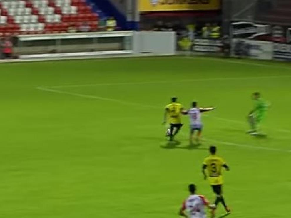 Captura de la imagen en la que se recoge el momento del grave error entre Cabrera e Irureta que regalaron el gol a Joselu, el 2-3 que generó la remontada del Lugo.