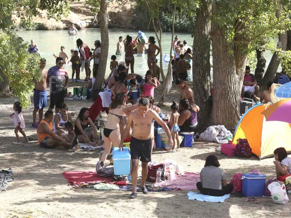 La peor imagen se vio durante el puente del 15 de agosto, cuando hubo colas con casi 30 autobuses, miles de bañistas y bolsas de basura que caían de los contenedores.