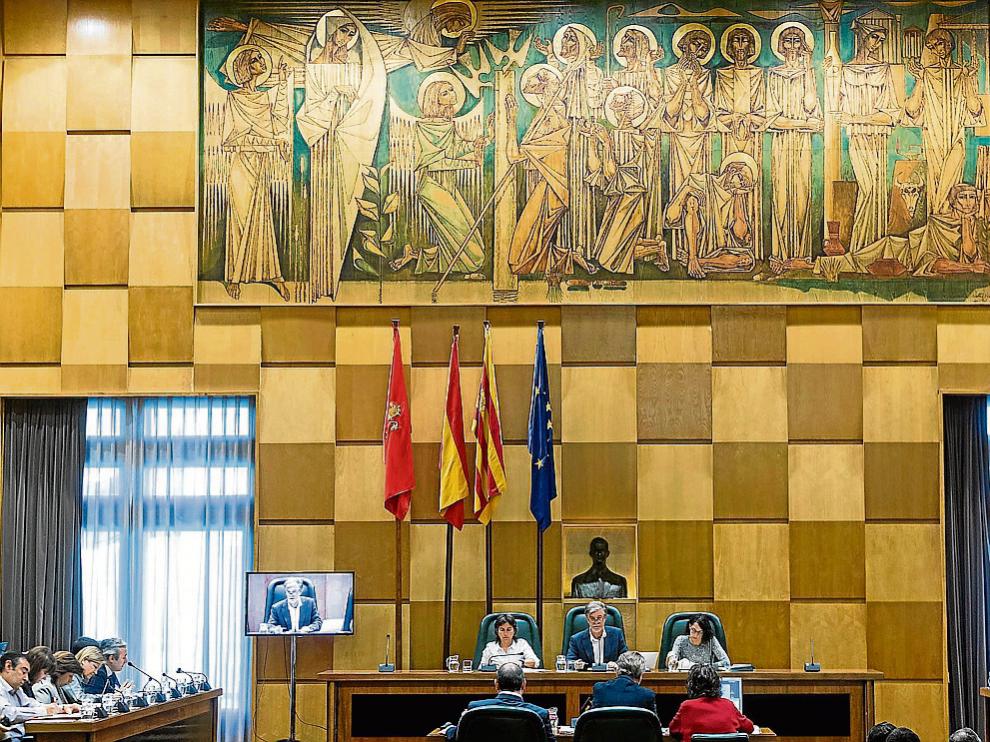 El alcade Santisteve preside un pleno, con los concejales de los grupos en las bancadas.