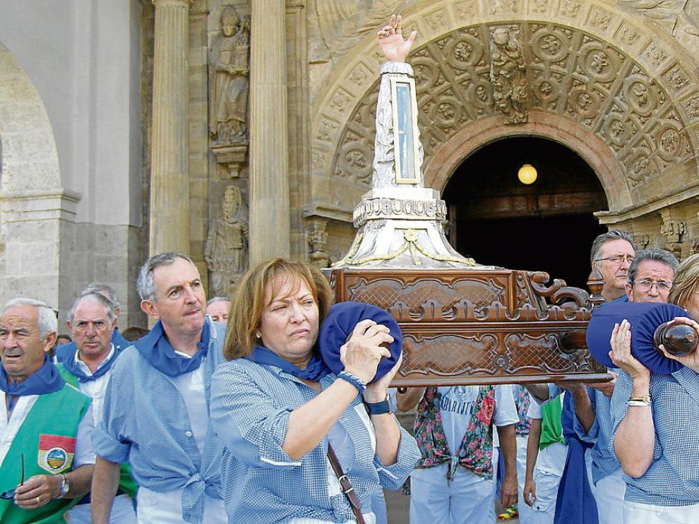 Los peñistas se fueron turnando para portar a hombros la reliquia desde la catedral.