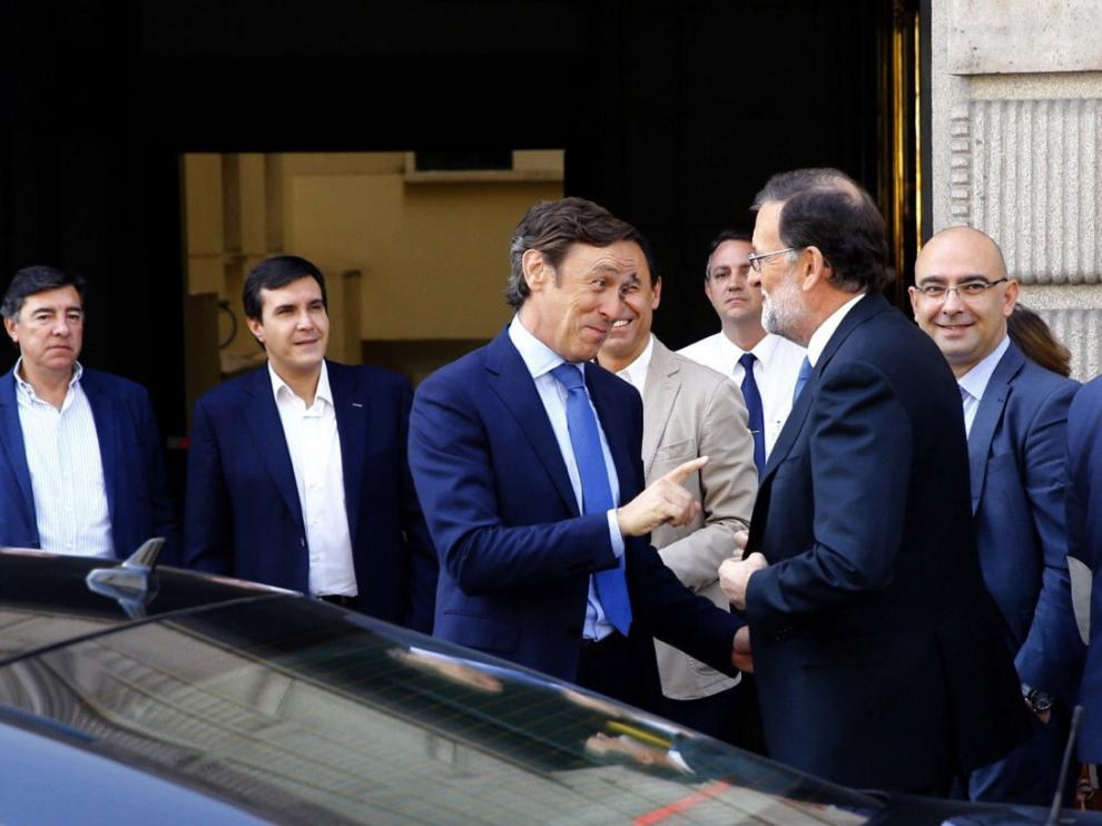 El presidente del PP y del Gobierno en funciones, Mariano Rajoy (2-d), conversa con el portavoz del partido, Rafael Hernando,