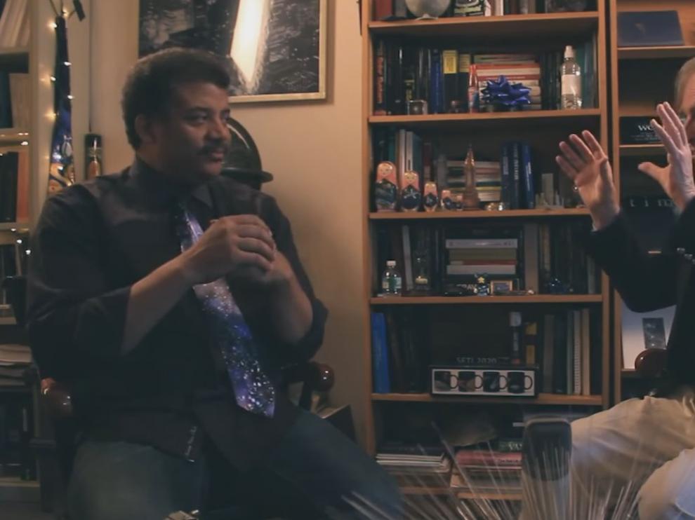 El astrónomo Neil deGrasse Tyson y el etólogo Richard Dawkins conversan en el planetario Hayden de Nueva York.