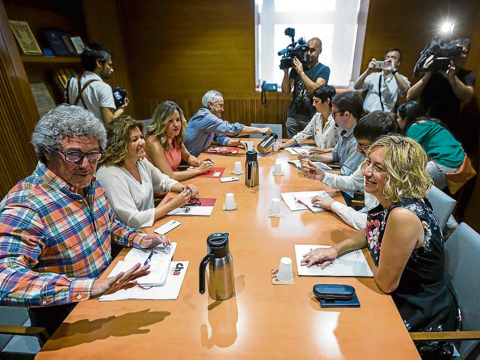 Los portavoces de los grupos de izquierda, ayer, antes de comenzar la reunión.