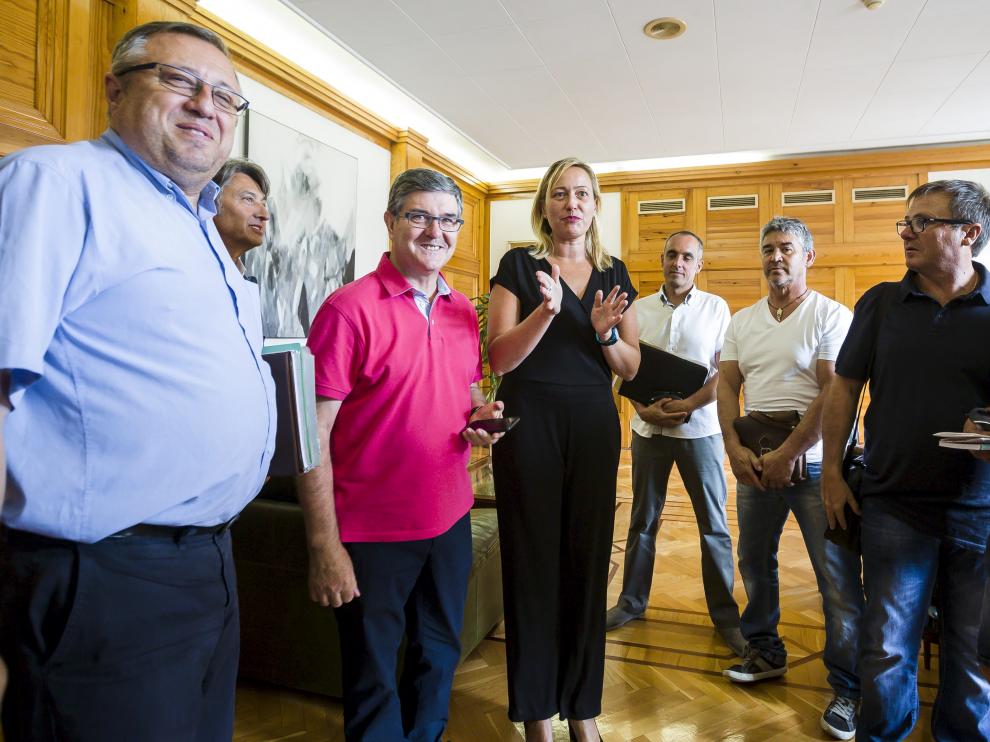 Reivindicación dentro y fuera del Pignatelli. Mientras la mesa se reunía con Gastón, a las puertas del Pignatelli se concentraron vecinos de las cuencas mineras.