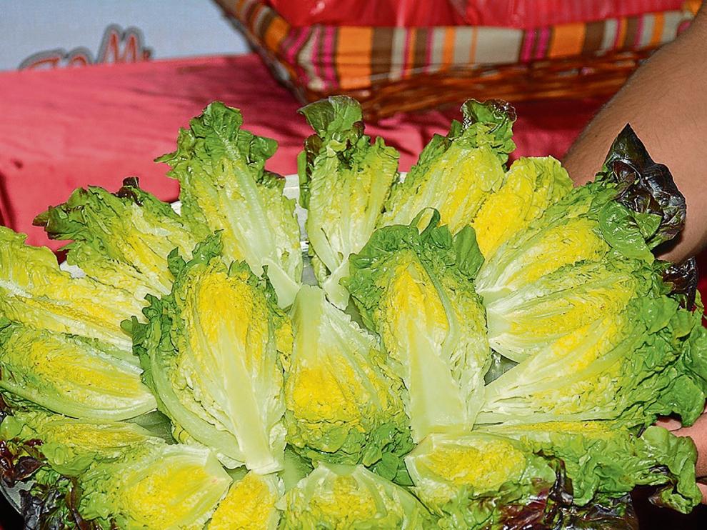Bandeja de cogollos de lechuga, un clásico de la gastronomía sobre todo en verano.