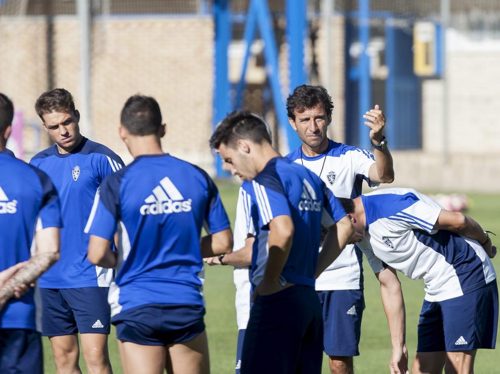 Luis Milla da instrucciones en una sesión de entrenamiento.