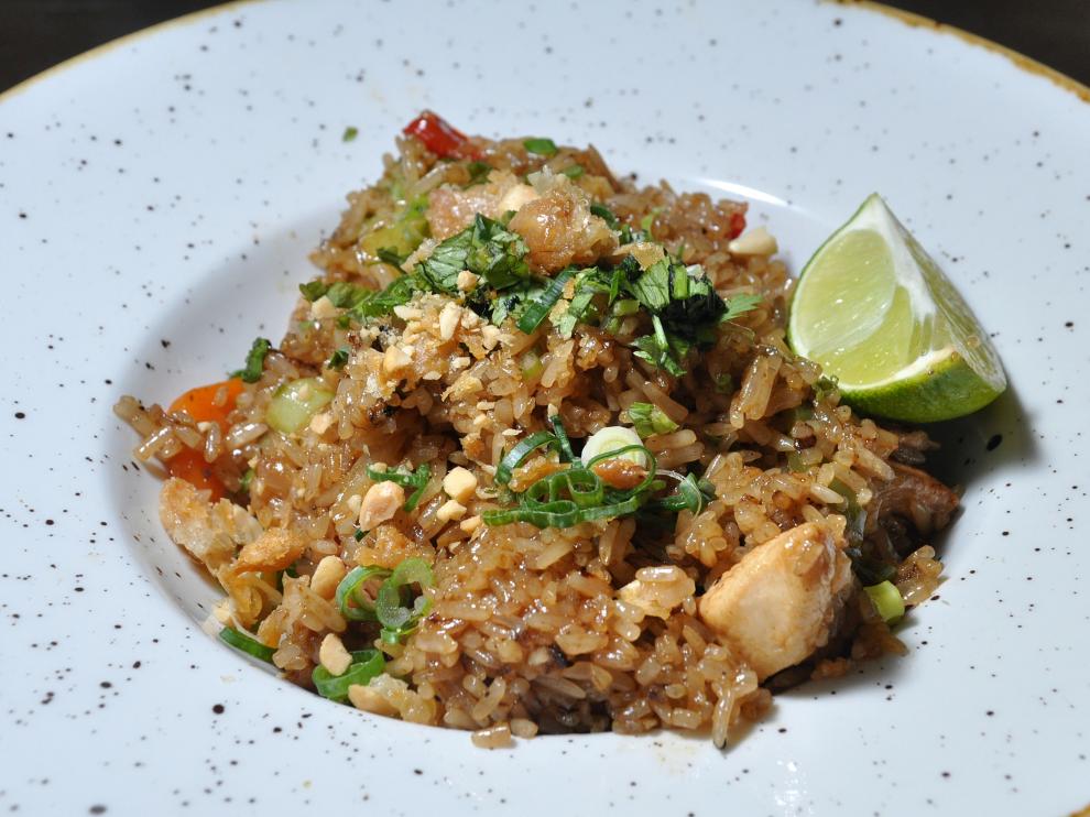 Arroz salteado al wok con pollo y verduras, en el restaurante Windsor de Zaragoza.