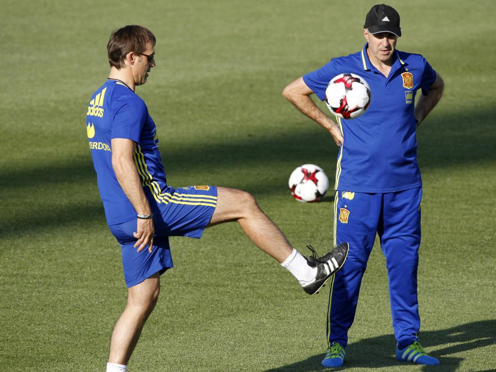 Lopetegui (a la izquierda con el balón) en el primer día de entrneamiento con la selección española