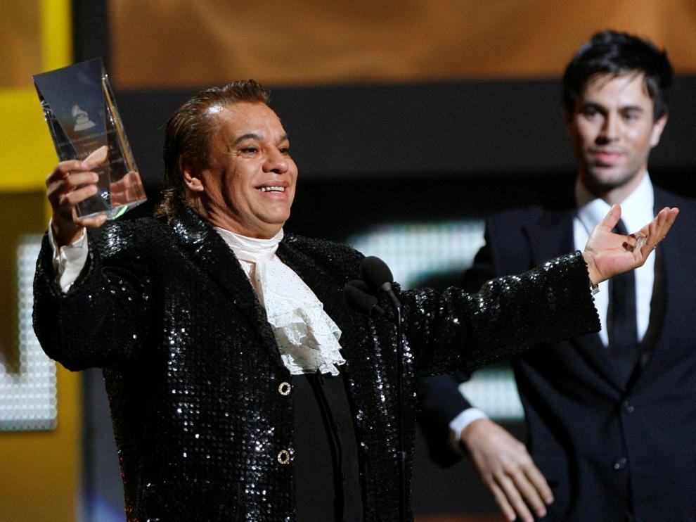 Juan Gabriel sonríe al recibir un premio por su trayectoria