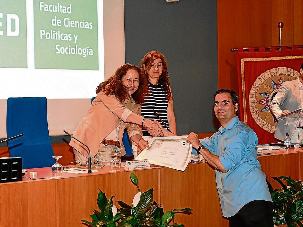 José Alberto Moreno, gerente de Carbon Shark, recibe el premio Capital Semilla otorgado por la UNED.