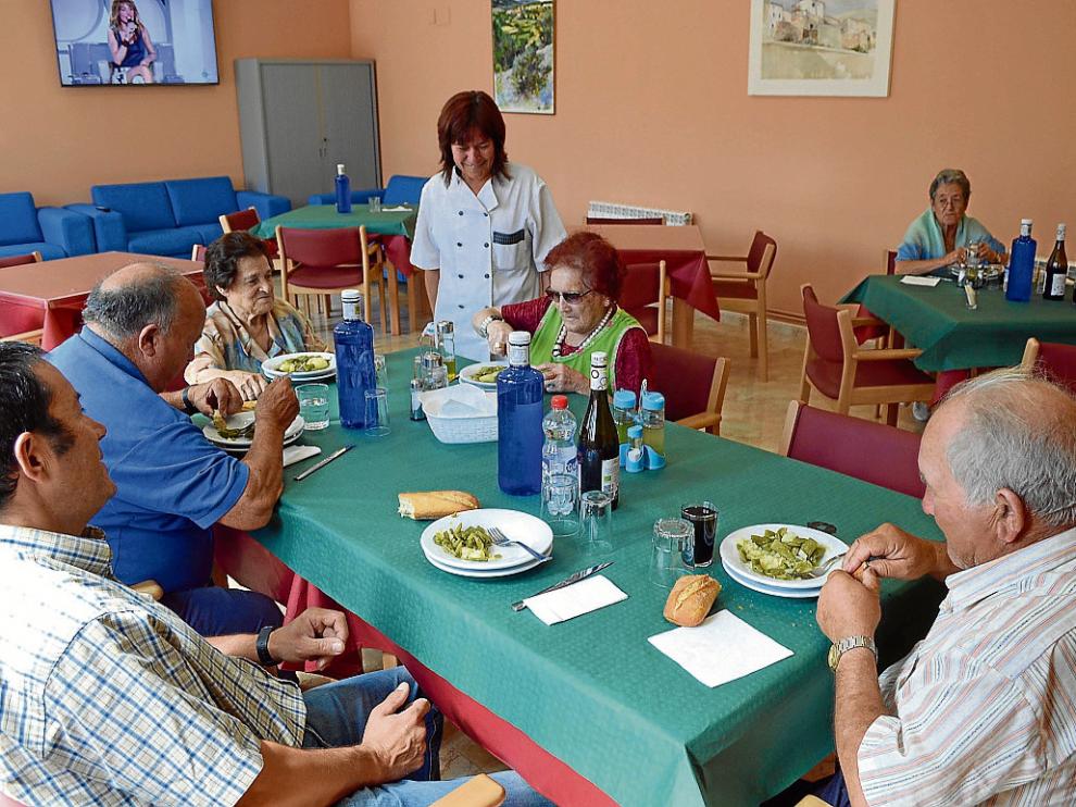 Varios vecinos degustan el menú del comedor para personas mayores de Litago.