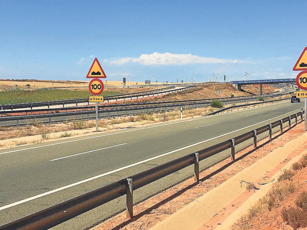 La señalización de advertencia por baches y velocidad máxima de 100