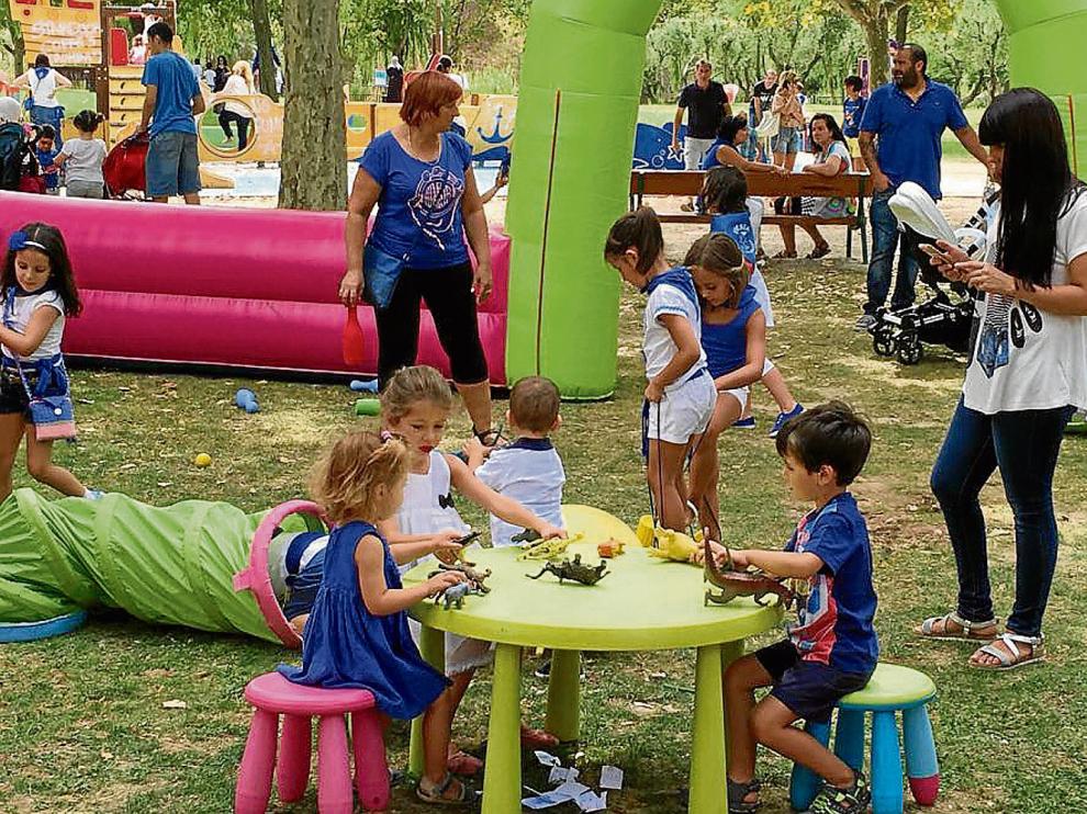 Varios niños juegan bajo la atenta mirada de sus padres en el 'parque de la Alegría', ayer, en Ejea de los Caballeros.