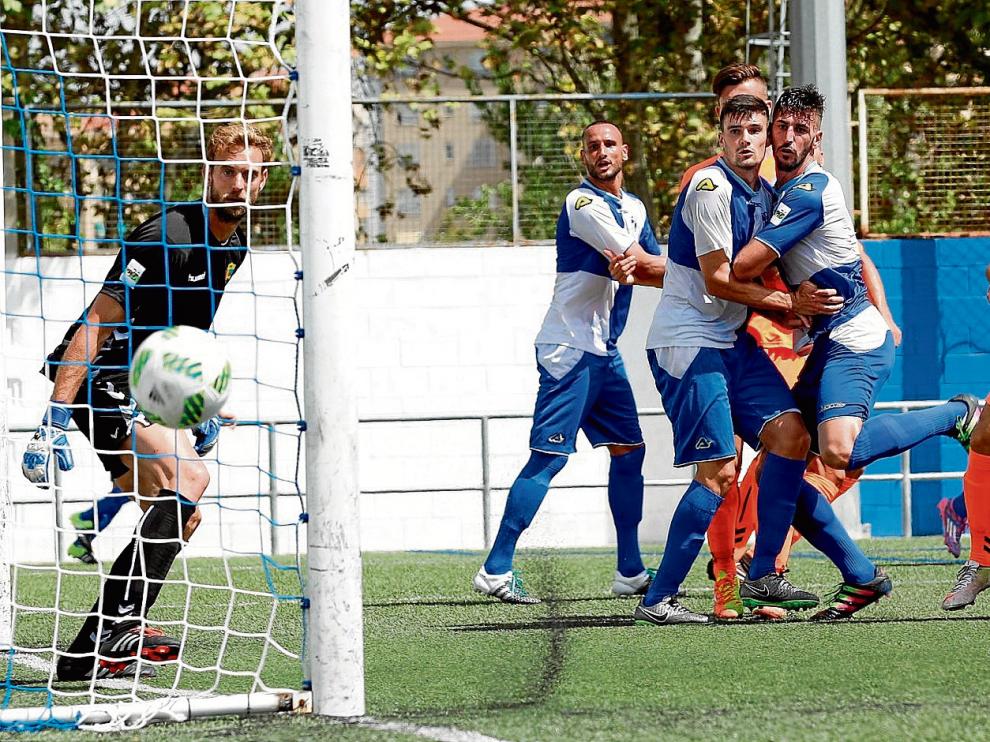 Pajarero envía fuera un remate de cabeza, ayer ante el Llagostera.