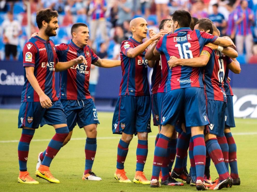 Los jugadores del Levante celebran uno de los goles de Roger