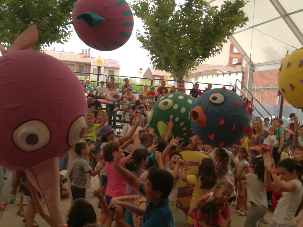 Los niños zufarienses juegan con balones hinchables.