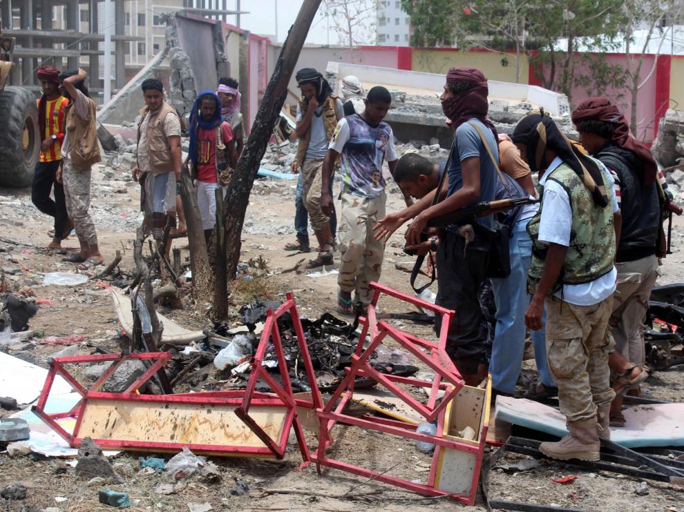 Yemeníes inspeccionan el lugar del atentado
