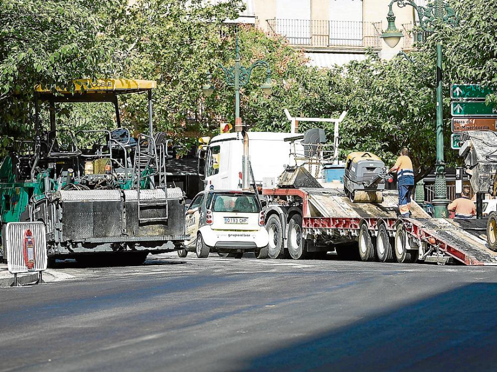 El arreglo de calzadas entra en su segunda fase mientras los barrios esperan la operación aceras.