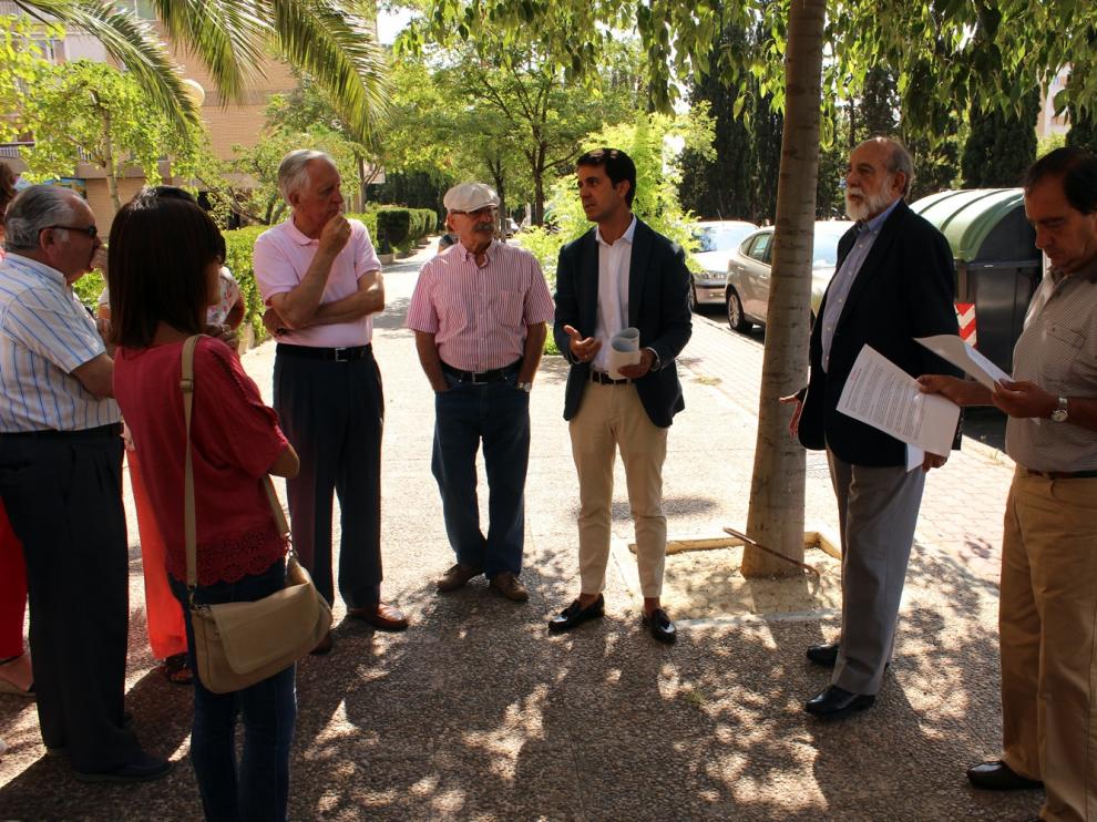 El concejal del PP Pedro Navarro se ha reunido este martes con los vecinos de la zona.