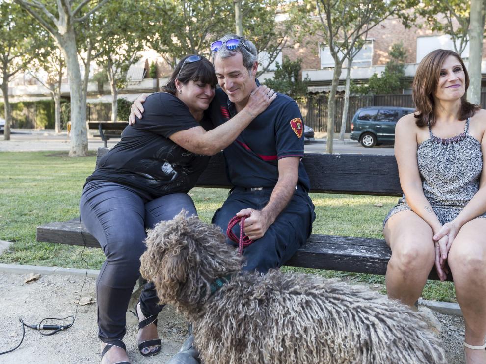 Lucky y Florencio, los héroes de una mujer que se aferra a la vida. El fino olfato de Lucky permitió que su dueño y guía, el bombero de la DPZ Florencio Pascual rescatara de entre los escombros de la caseta 51 a Silvia Leciñena.