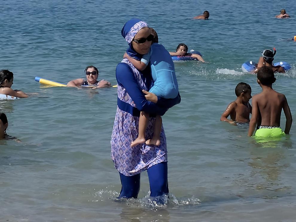 Una mujer se baña con burkini en una playa de Marsella