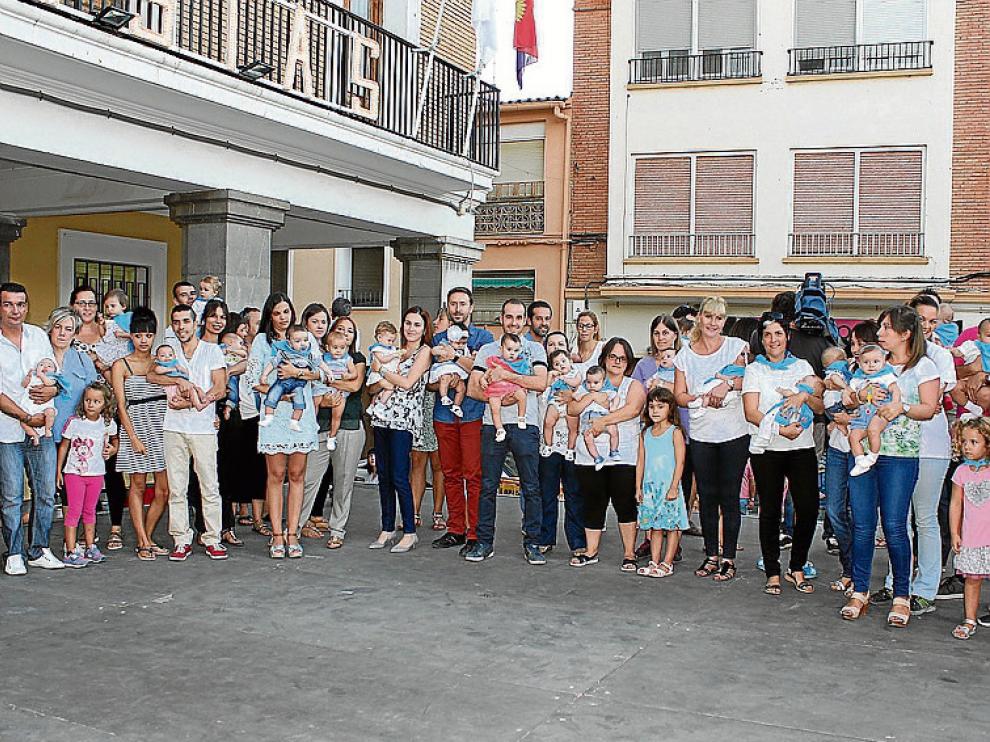 Foto de familia de los padres con los recién nacidos.