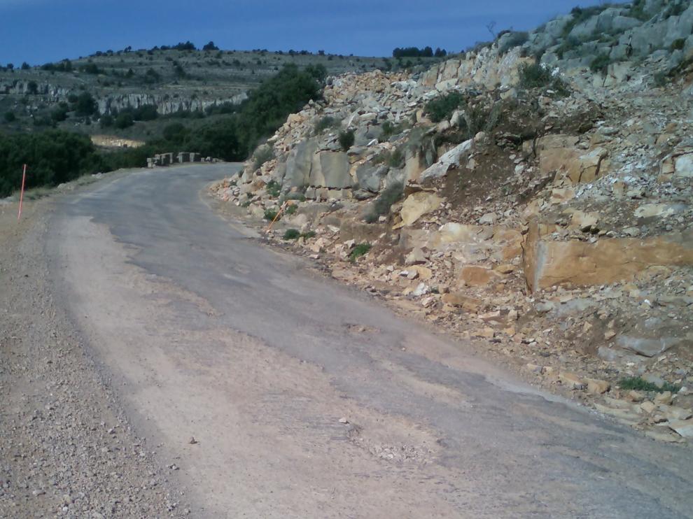 Las obras, con múltiples parones, han agravado el estado de la carretera A-1701 que comunica Mosqueruela con Castellón . El firme está destrozado y no existen arcenes. A lo largo de tres años, no se ha logrado terminar siquiera el movimiento de tierras.