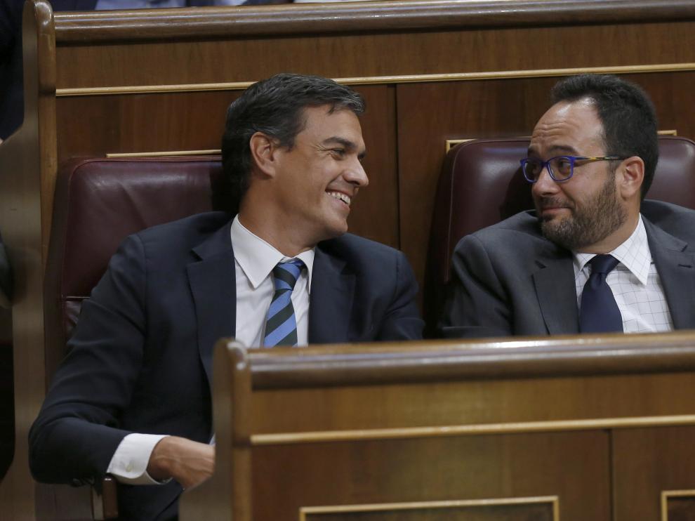 Sánchez y Hernando durante la comparecencia de Rajoy en el debate de investidura.