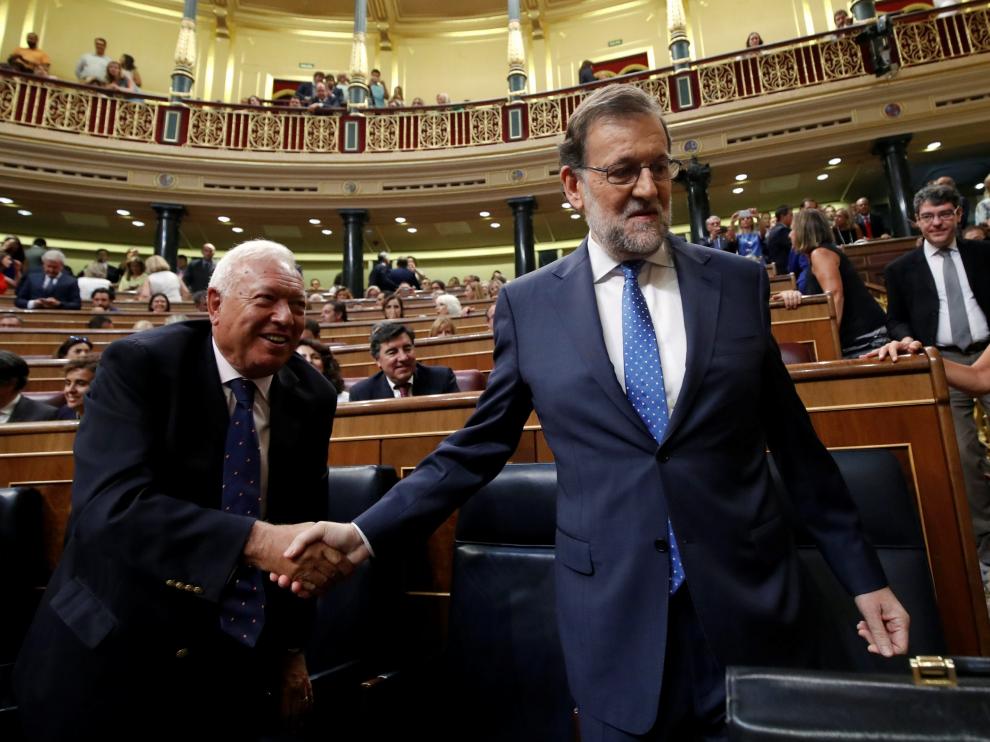 Margallo le da la mano a Rajoy durante la sesión de investidura
