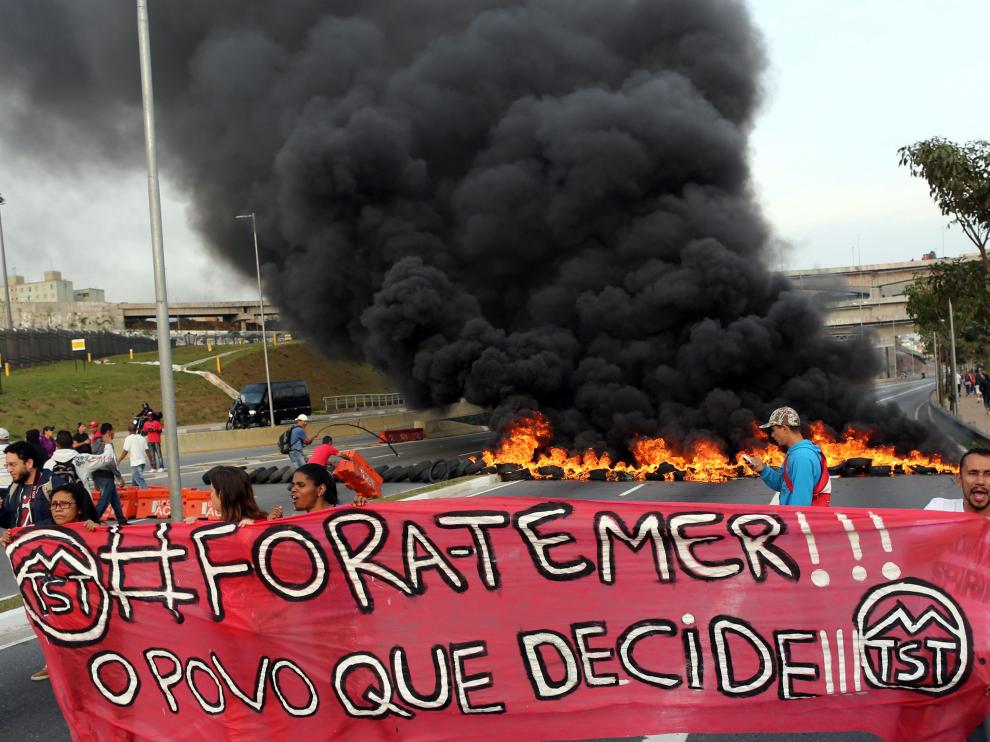 Manifestantes a favor de Rousseff sostienen una pancarta con el mensaje "Fuera Temer" en Sao Paulo.