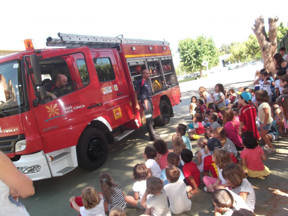 Bomberos del Bajo Cinca visitaron a los participantes más pequeños de las colonias. Comarca Bajo Cinca.
