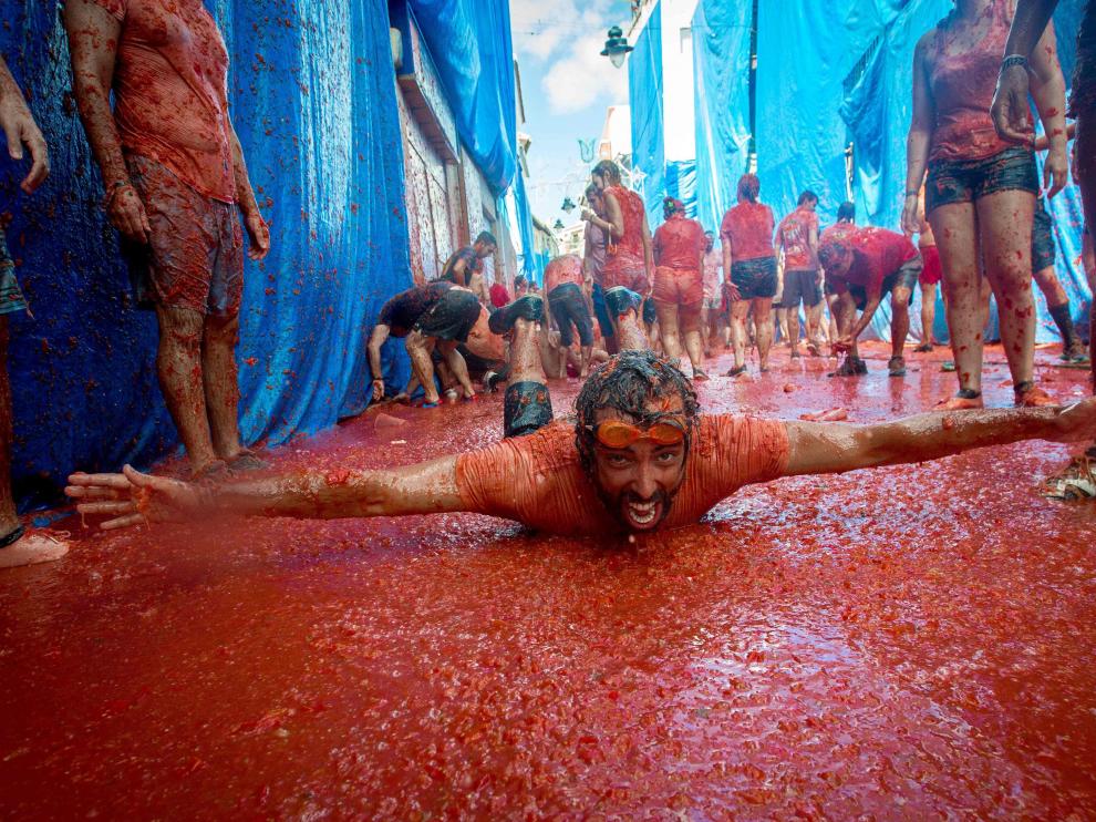 La tomatina de Buñol cumple su rito anual