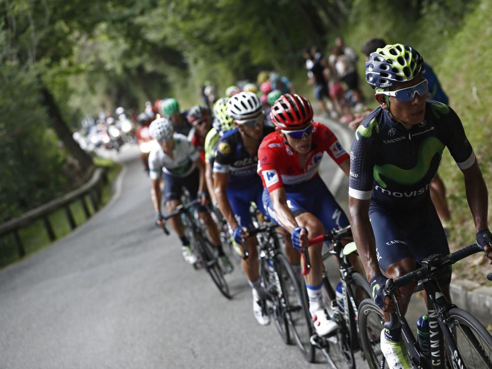 El ciclista colombiano, Nairo Quintana, en cabeza al comienzo de la subida de los Lagos de Covadonga.