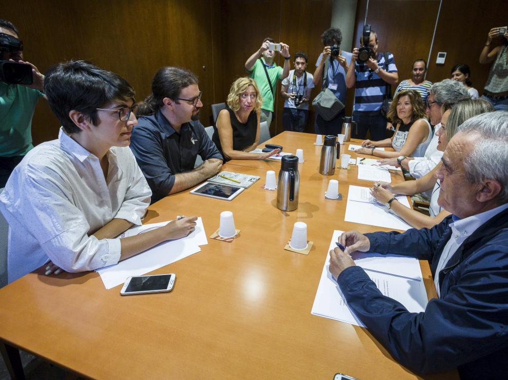 Participantes en la reunión mantenida entre representantes de IU, Podemos y CHA en las Cortes de Aragón.