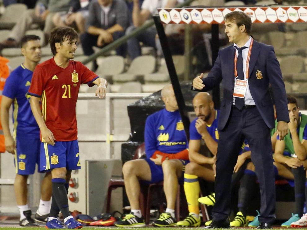 El seleccionador español, Julen Lopetegui, da instrucciones a David Silva