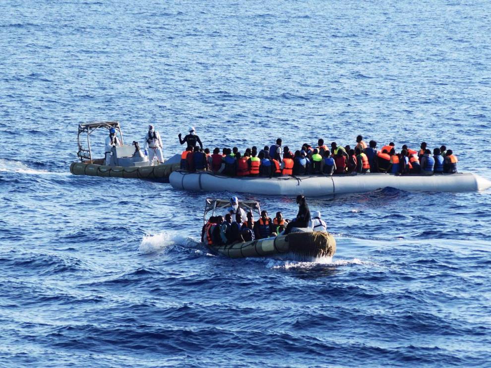 Miembros del ejército italiano durante una operación de rescate a inmigrantes en el mar Mediterráneo.
