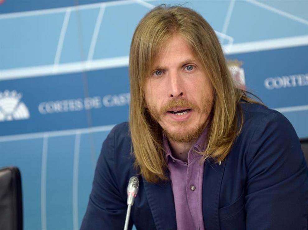 El secretario general de Podemos de Castilla y León, Pablo Fernández, durante la rueda de prensa que ha ofrecido hoy para presentar las prioridades de su formación en los próximos meses.