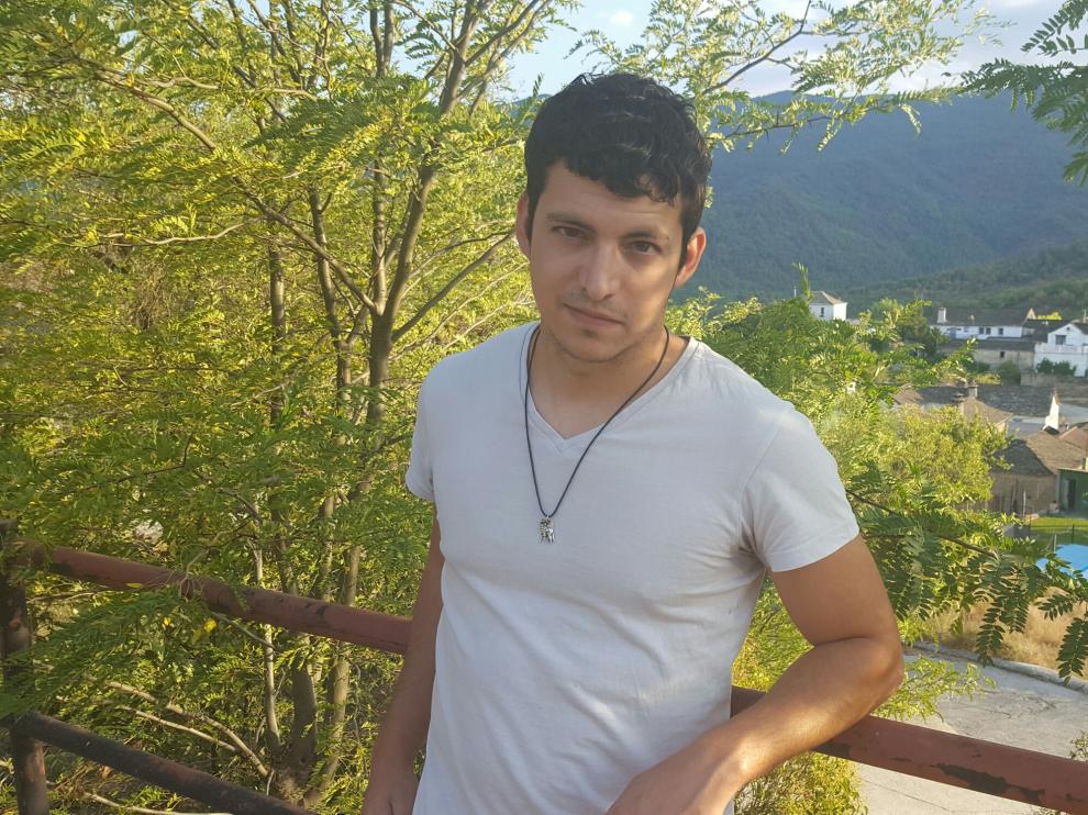 El joven zaragozano Asier Romero, autor de 'Qué eres y qué haces aquí', en Javierrelatre