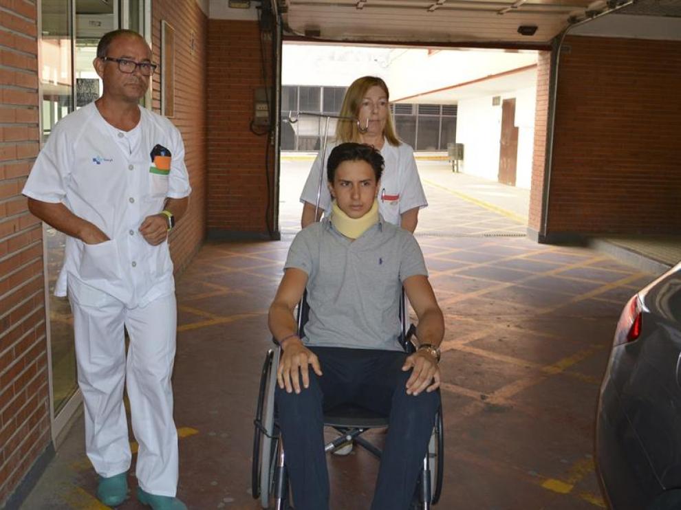 El diestro peruano Andrés Roca Rey, volteado de manera espeluznante en la corrida de este jueves en Palencia, abandona el hospital Río Carrión de la capital palentina